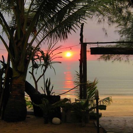 Hôtel Goldkey Bungalow à Koh Phayam Extérieur photo