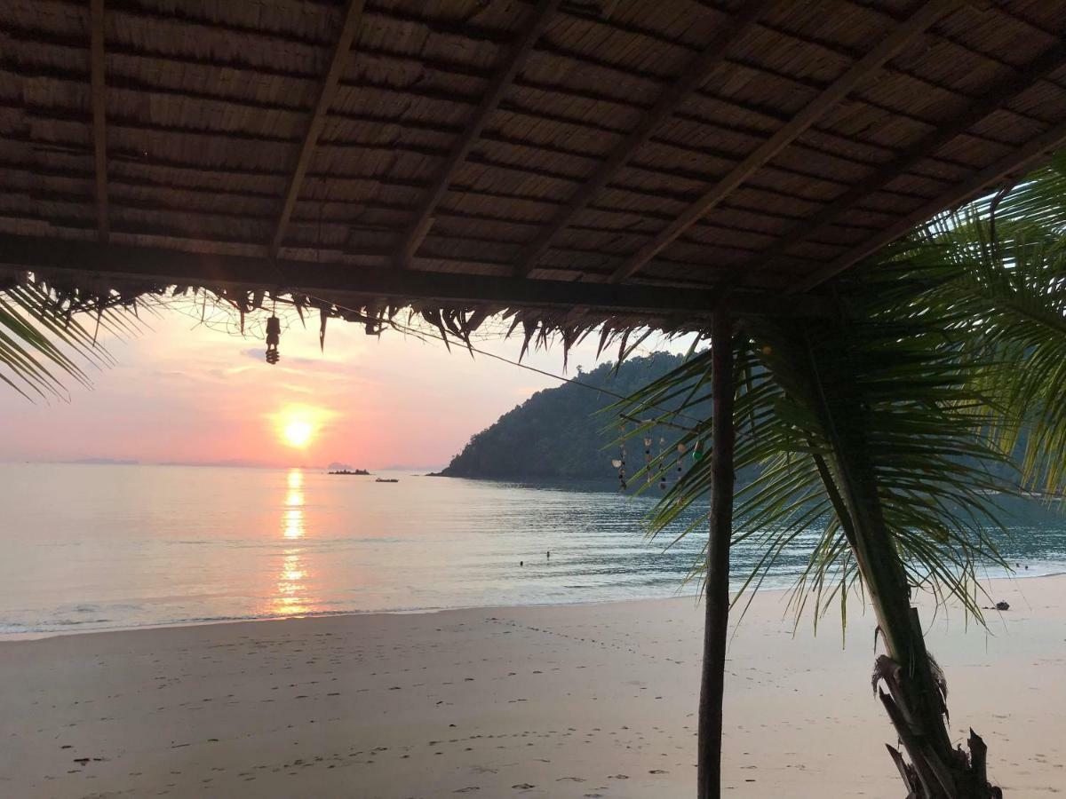 Hôtel Goldkey Bungalow à Koh Phayam Extérieur photo