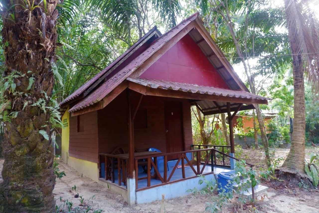 Hôtel Goldkey Bungalow à Koh Phayam Extérieur photo